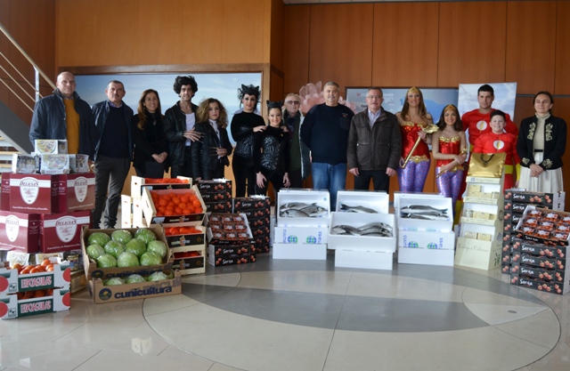 Los Personajes del Carnaval de �guilas reciben su peso en productos de la tierra