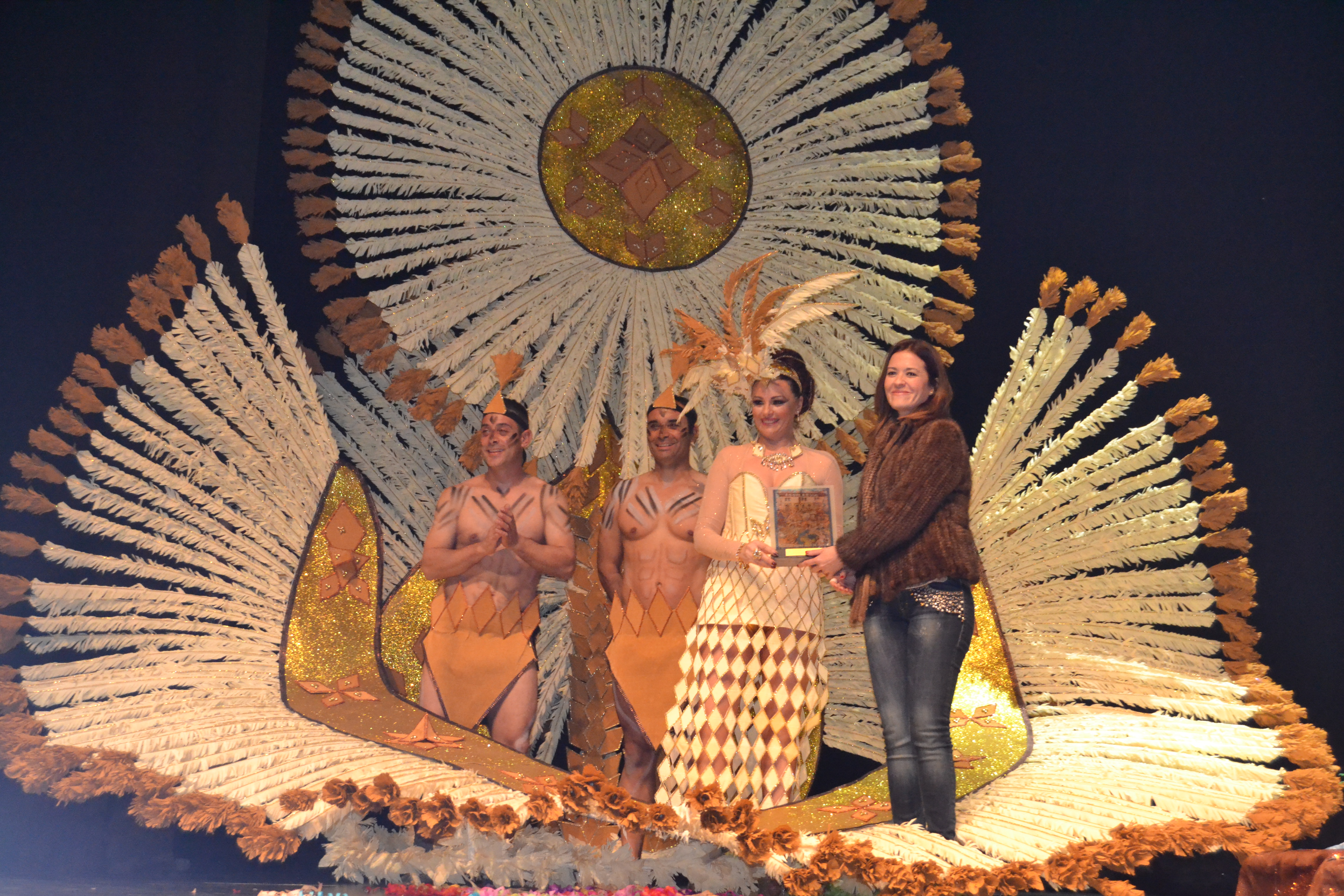 Espectacularidad sobre el escenario en el concurso de trajes de papel y maquillaje corporal
